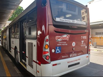 #pracegover traseira do ônibus da gatusa área 7
