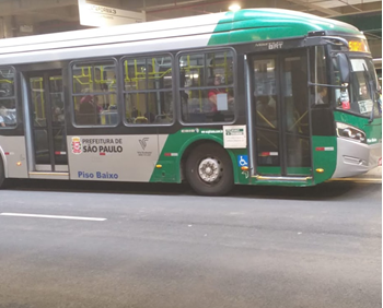 #PRACEGOVER ônibus da área cinco da via sudeste dentro de terminal ao lado de plataforma