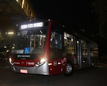 #PraCegoVer: Imagem de um veículo de cor bordô, em operação noturna na Zona Sul