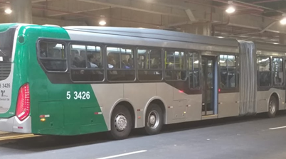 #PraCegover: Imagem de um veículo que atende a Zona Leste, de cor verde, dentro do Terminal Vila Prudente