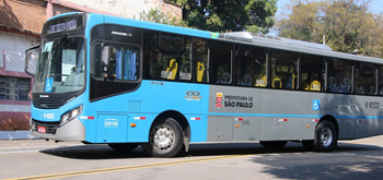 #pracegover lateral de ônibus da área 6 da cor azul clara
