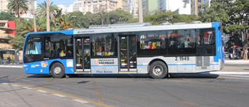 #pracegover lateral do ônibus da sambaíba área dois com prédios e árvores atrás