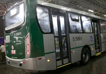 #pracegover traseira do ônibus da área cinco verde com vidros embaçados de chuva