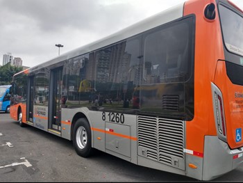 #pracegover parte da traseira e lateral de ônibus laranja