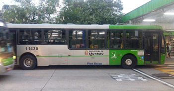 #pracegover lateral de ônibus verder claro dentro de terminal