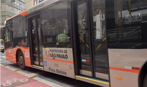 #PraCegoVer: Imagem da lateral de um ônibus de cor laranja, da empresa Sudoeste, trafegando pela Rua Boa Vista