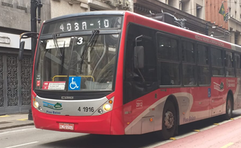 #pracegover ônibus vermelho da área quatro linha quatro zero oito traço dez em rua