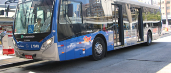 #pracegover ônibus da sambaíba parada perto de plataforma
