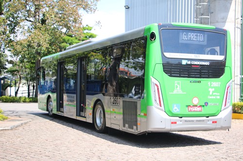 #ParaCegoVer: Na foto tem um ônibus verde escrito "G. Preto" no letreiro da parte de trás do veículo na saída da garagem da empresa.
