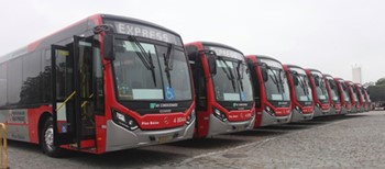 #pracegover frente de ônibus da área quatro dentro de garagem