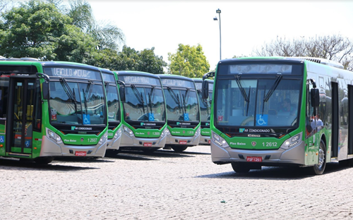 #pracegover onibus verde claro da área um dentro da garagem