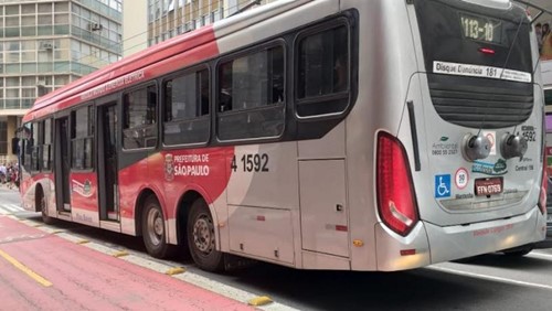 #PraCegoVer: Imagem da lateral de um trólebus da linha 4113-10 na região central