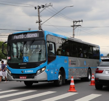 #pracegover ônibus da área seis azul claro sentido ao autódromo de interlagos