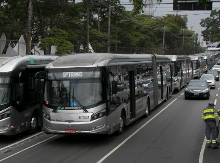 #pracegover muitos ônibus de linha especial estacionados, da área seis, cor prata