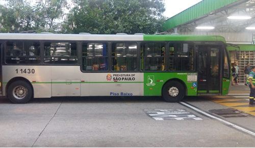 #PraCegoVer: a imagem mostra a lateral de um ônibus verde