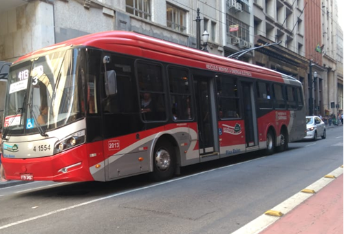 #pracegover trolebus da área quatro, cor vermelha, passando pela Rua Boa Vista, no Centro da cidade