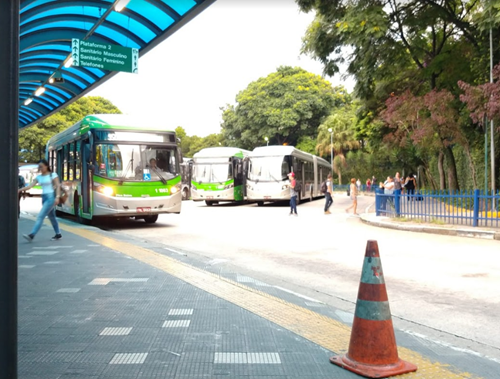 #PraCegoVer: a imagem mostra um ônibus verde dentro do terminal