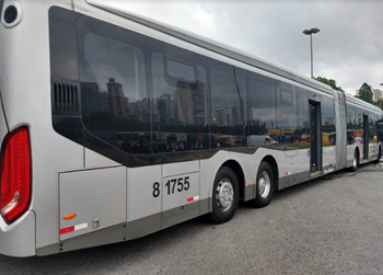 #pracegover traseira do ônibus da área oito cor prata