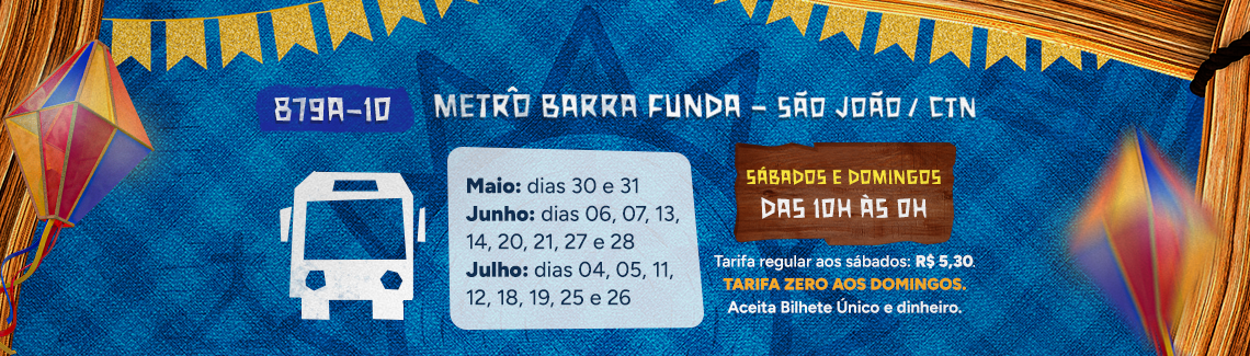 Banner horizontal temático de Festa Junina com fundo azul texturizado, decorado com bandeirinhas amarelas e balões coloridos. O título em letras brancas destaca a linha "879A-10 METRÔ BARRA FUNDA – SÃO JOÃO / CTN". Ao centro, um quadro branco traz os dias de operação em maio, junho e julho. Uma placa de madeira indica o horário: "SÁBADOS E DOMINGOS DAS 10H ÀS 0H". O texto informa a tarifa de R$ 5,30 aos sábados e "TARIFA ZERO AOS DOMINGOS", aceitando Bilhete Único e dinheiro.