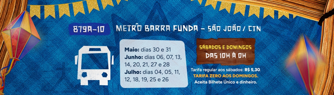 Banner horizontal temático de Festa Junina com fundo azul texturizado, decorado com bandeirinhas amarelas e balões coloridos. O título em letras brancas destaca a linha "879A-10 METRÔ BARRA FUNDA – SÃO JOÃO / CTN". Ao centro, um quadro branco traz os dias de operação em maio, junho e julho. Uma placa de madeira indica o horário: "SÁBADOS E DOMINGOS DAS 10H À 0H". O texto informa a tarifa de R$ 5,30 aos sábados e "TARIFA ZERO AOS DOMINGOS", aceitando Bilhete Único e dinheiro.