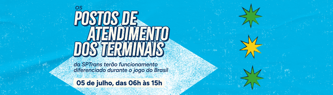 Banner horizontal texturizado em azul claro. À esquerda, sobre um losango branco estilizado, o título diz: "OS POSTOS DE ATENDIMENTO DOS TERMINAIS". Abaixo, em letras pretas: "da SPTrans terão funcionamento diferenciado durante o jogo do Brasil". Uma tarja branca destaca o horário: "05 de julho, das 06h às 15h". À direita, três estrelas de oito pontas estão alinhadas verticalmente (duas verdes e a central amarela), remetendo às cores do país.