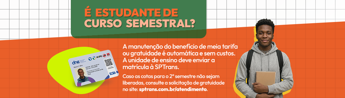 Banner horizontal com fundo de caderno quadriculado e faixa laranja. No topo, em um retângulo verde, destaca-se a pergunta: "É ESTUDANTE DE CURSO SEMESTRAL?". O texto explica que a manutenção da meia tarifa ou gratuidade é automática e sem custos, dependendo do envio da matrícula pela instituição à SPTrans. Em caso de não liberação de cotas, indica consultar sptrans.com.br/atendimento. À esquerda, vê-se um cartão DNE com foto; à direita, um jovem negro de moletom cinza e mochila.