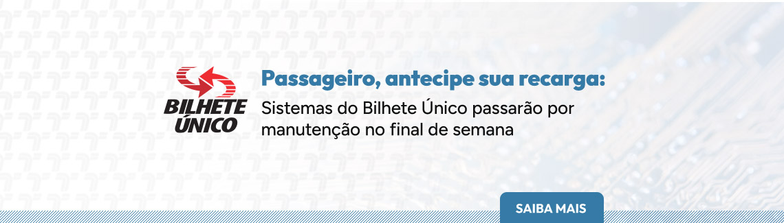 Banner horizontal, com fundo claro de textura sutil de circuito eletrônico e base de linhas diagonais em azul e branco, apresenta à esquerda o logotipo do Bilhete Único, ao centro o título azul "Passageiro, antecipe sua recarga:" seguido do aviso em preto "Sistemas do Bilhete Único passarão por manutenção no final de semana", e, no canto inferior direito, um botão azul com o texto "SAIBA MAIS".