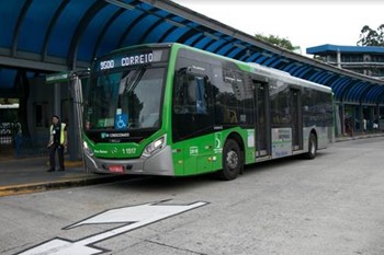 #PraCegoVer: Imagem de um ônibus de cor verde clara, que atende a Zona Noroeste de São Paulo, estacionado no Terminal Cachoerinha. O ônibus tem letreiro escrito com o número da linha "9500 Term. Cachoeirinha - Correio"