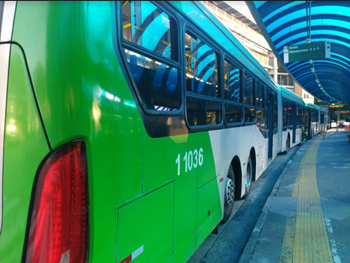 #PraCegoVer: Imagem de um ônibus de cor verde clara, da Área 1, estacionado no Terminal Cachoerinha