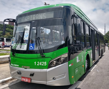 #pracegover imagem da frente do ônibus da área 1 verde com letreiro escrito sptrans o veículo está dentro de uma garagem