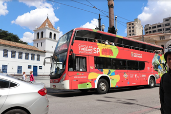 #PraCegoVer: Imagem do Ônibus circular turismo, que circula por pontos turísticos da cidade