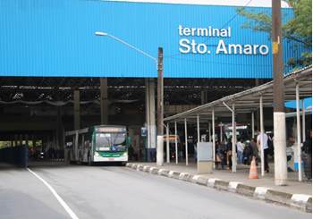 #pracegover ônibus da verde escuro da área cinco saindo do terminal santo amaro