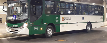 #pracegover lateral de ônibus verde dentro de terminal
