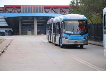 #pracegover ônibus da área seis entrando no terminal santo amaro