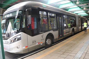 #PraCegoVer: Na imagem tem um ônibus cinza com o letreiro 5110 parado na plataforma de embarque.