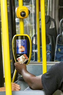 #PraCegoVer: Passageiro utilizando o Bilhete Único no Validador
