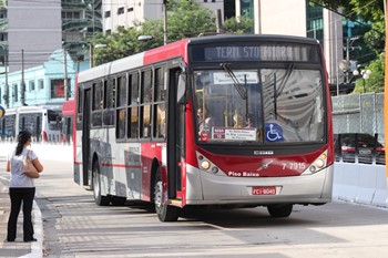 #pracegover ônibus da área sete cor vermelha sentido term. Sto. Amaro.