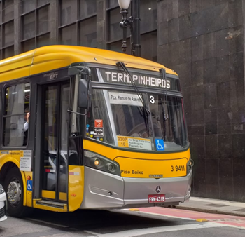 #PraCegoVer: Imagem de um ônibus amarelo, circulando pela Rua Boa Vista, com o letreiro escrito "Term. Pinheiros", que indica o destino do coletivo