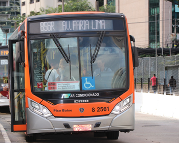#PraCegoVer: Imagem de um ônibus de cor laranja, que atende a Zona Sudoeste, em movimento, com letreiro indicando o destino da linha à Av. Faria Lima
