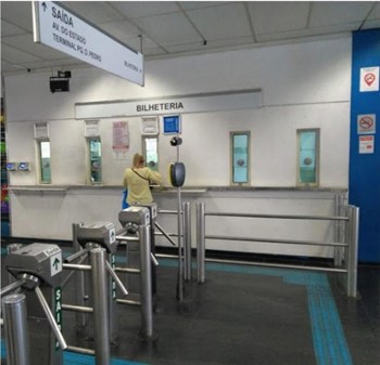 #PraCegoVer: Na imagem tem um posto de atendimento da SPTrans no Terminal Mercado.