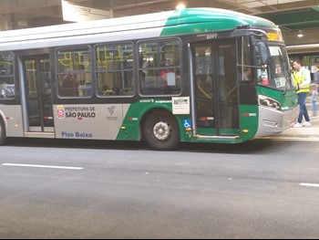 #pracegover lateral do ônibus da via sudeste perto de plataforma