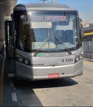 #PraCegoVer: Imagem de um coletivo prateado, que atende a área 5, de portas abertas, aguardando o embarque de passageiros. O coletivo tem letreiro escrito "Terminal Sapopemba", indicando seu destino.