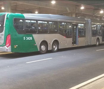 #pracegover parte da lateral de õnibus verde articulado