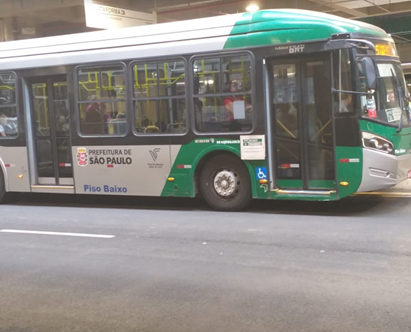 #PraCegoVer: Imagem diurna de um coletivo de cor verde escura no interior do Terminal Vila Prudente, na Zona Leste.