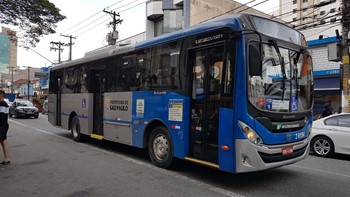 #PraCegoVer: Na imagem tem um ônibus azul da área 2.