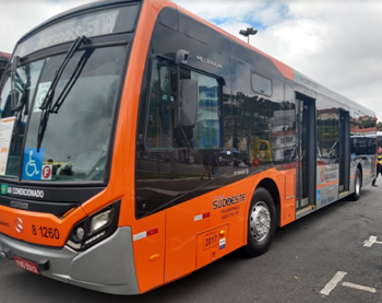 #PraCegoVer: Na imagem, ônibus laranja da área 8 está parado no Pacaembu.