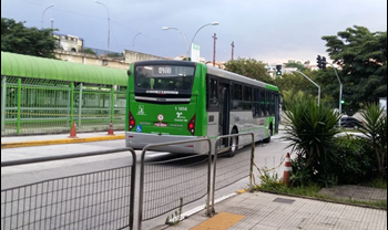 #pracegover traseira do ônibus da àrea um linha oito mil e quatrocentos saindo do terminal pirituba