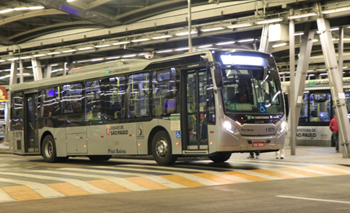 #pracegover ônibus saindo de terminal