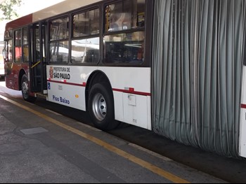 #PraCegoVer: ônibus cor vinho estacionado no terminal