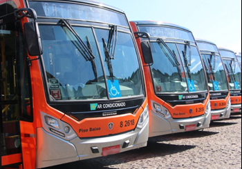 #PraCegoVer: Imagem de quatro coletivos de cor laranja, que atendem a Zona Sudoeste da cidade, enfileirados, em sua garagem